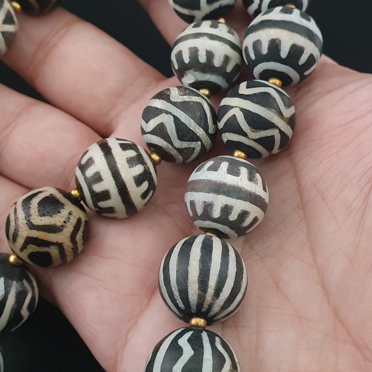 Collier de perles antiques en bois pétrifié Pumtek Pyu de Birmanie