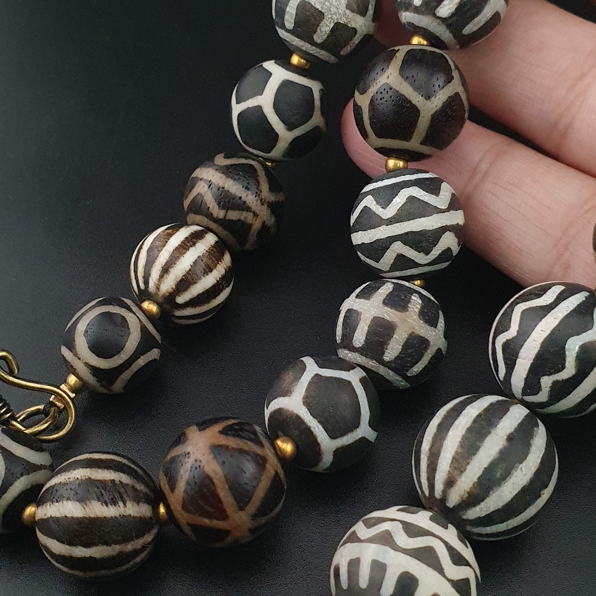 Collier de perles antiques en bois pétrifié Pumtek Pyu de Birmanie