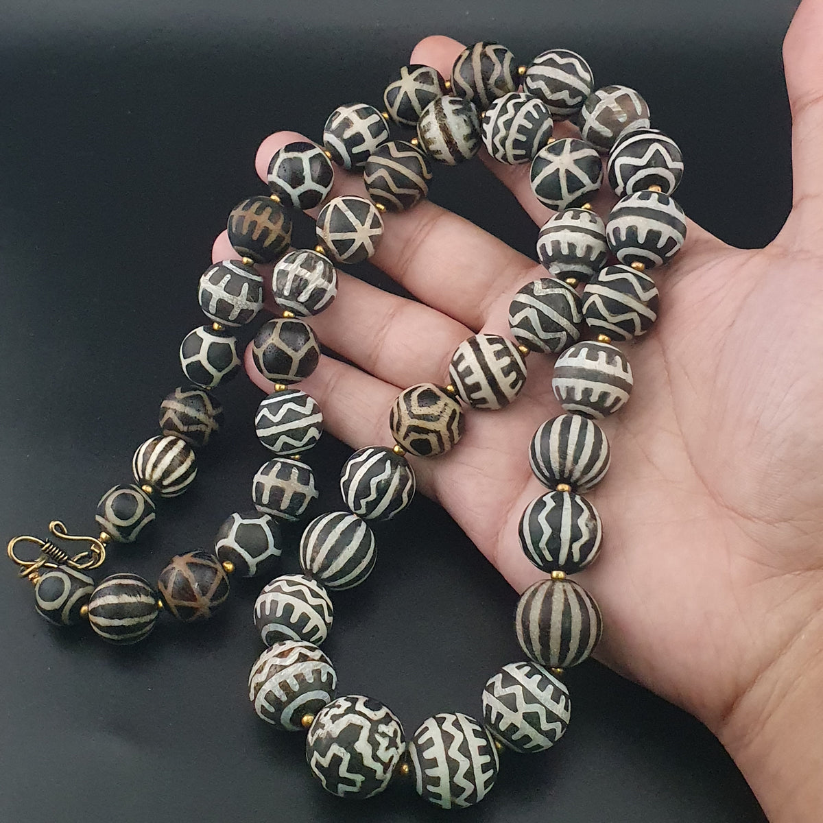 Collier de perles antiques en bois pétrifié Pumtek Pyu de Birmanie