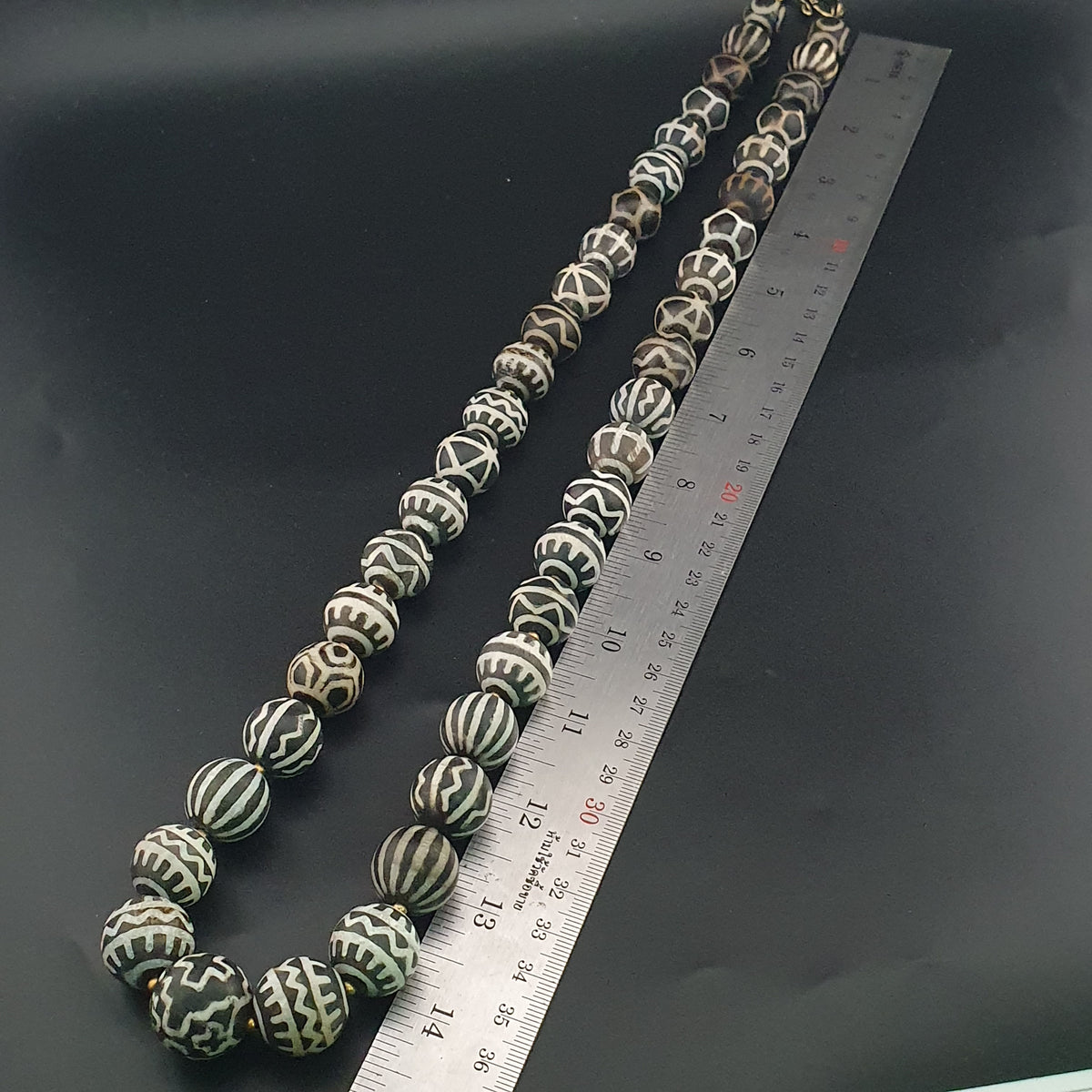 Collier de perles antiques en bois pétrifié Pumtek Pyu de Birmanie