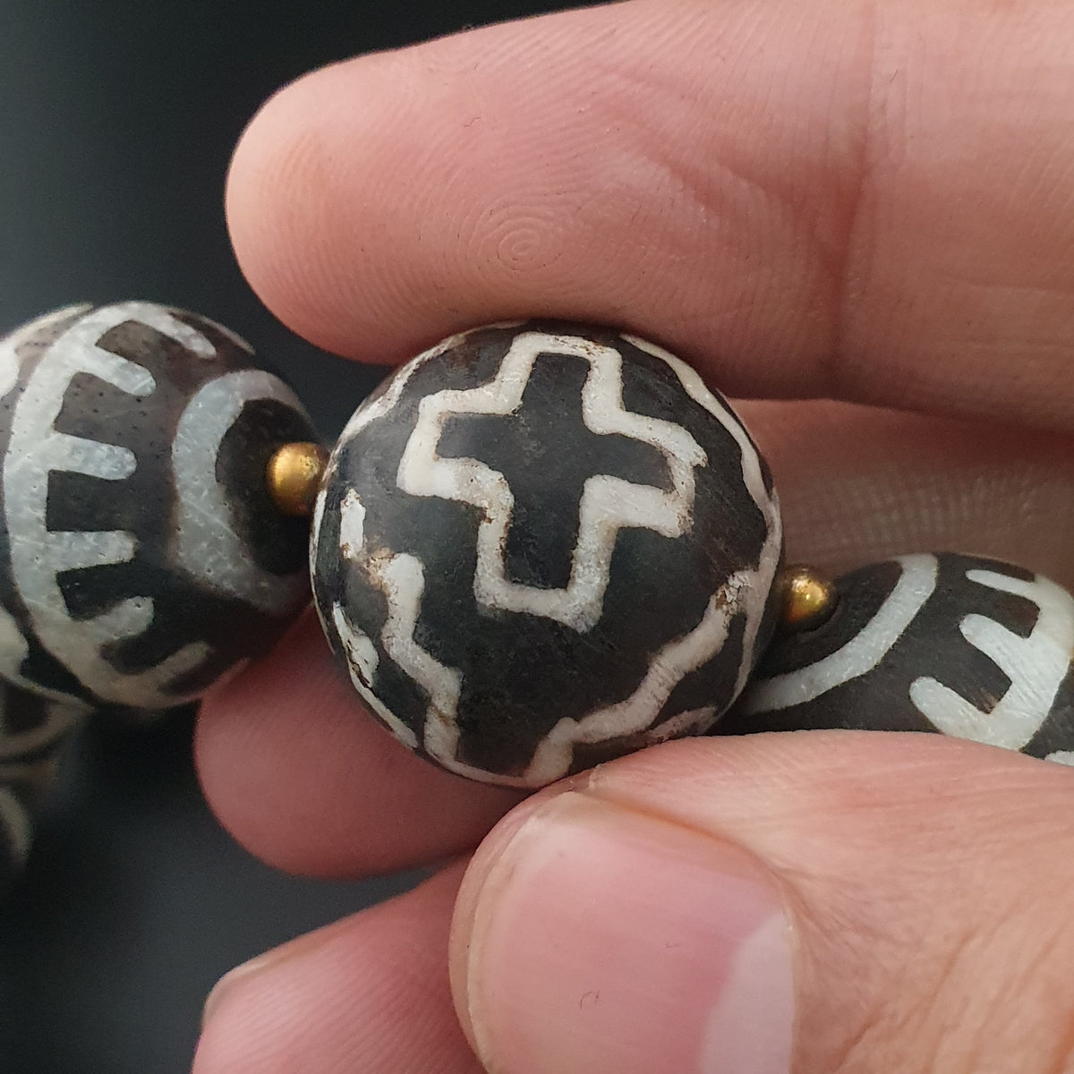 Collier de perles antiques en bois pétrifié Pumtek Pyu de Birmanie