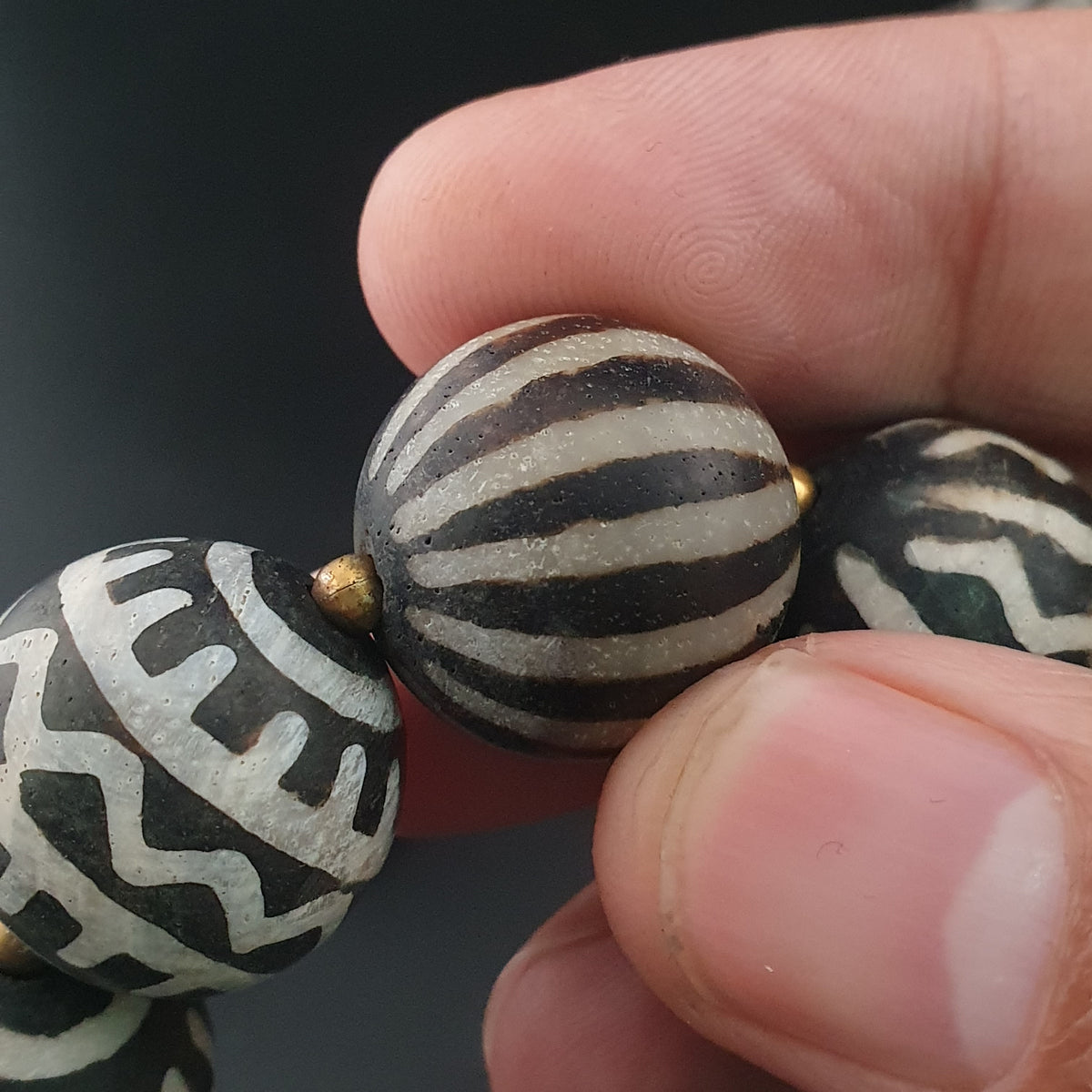 Collier de perles antiques en bois pétrifié Pumtek Pyu de Birmanie