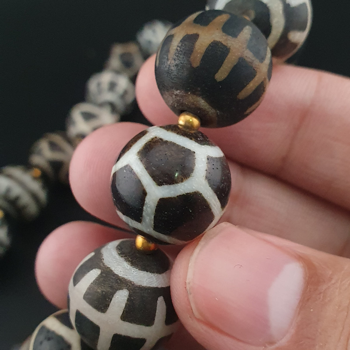 Collier de perles antiques en bois pétrifié Pumtek Pyu de Birmanie