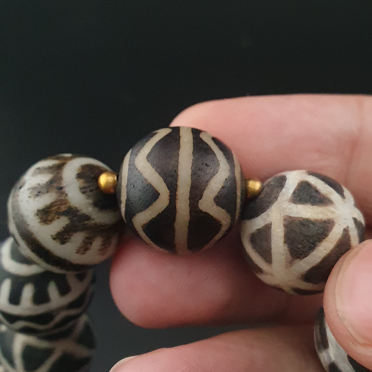 Collier de perles antiques en bois pétrifié Pumtek Pyu de Birmanie