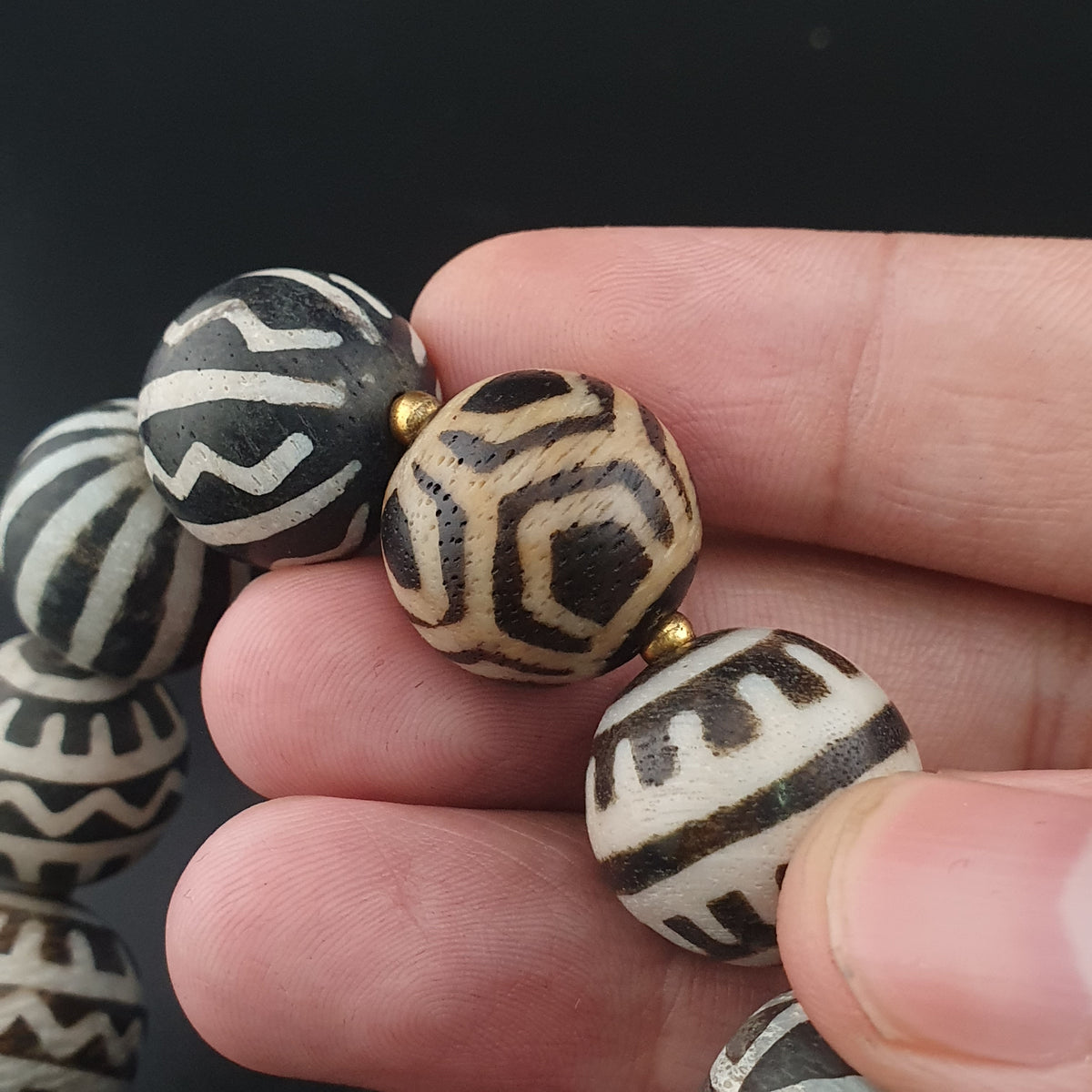 Collier de perles antiques en bois pétrifié Pumtek Pyu de Birmanie