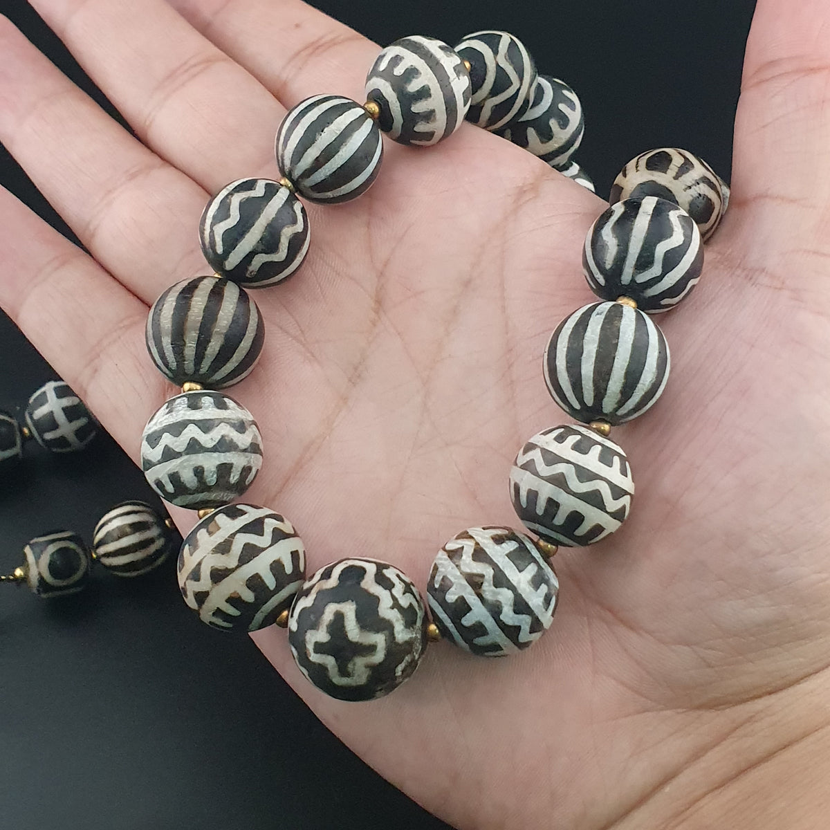 Collier de perles antiques en bois pétrifié Pumtek Pyu de Birmanie