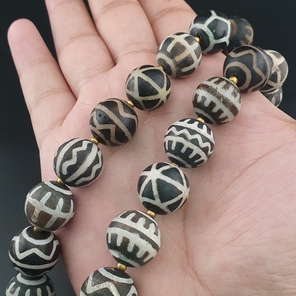 Collier de perles antiques en bois pétrifié Pumtek Pyu de Birmanie