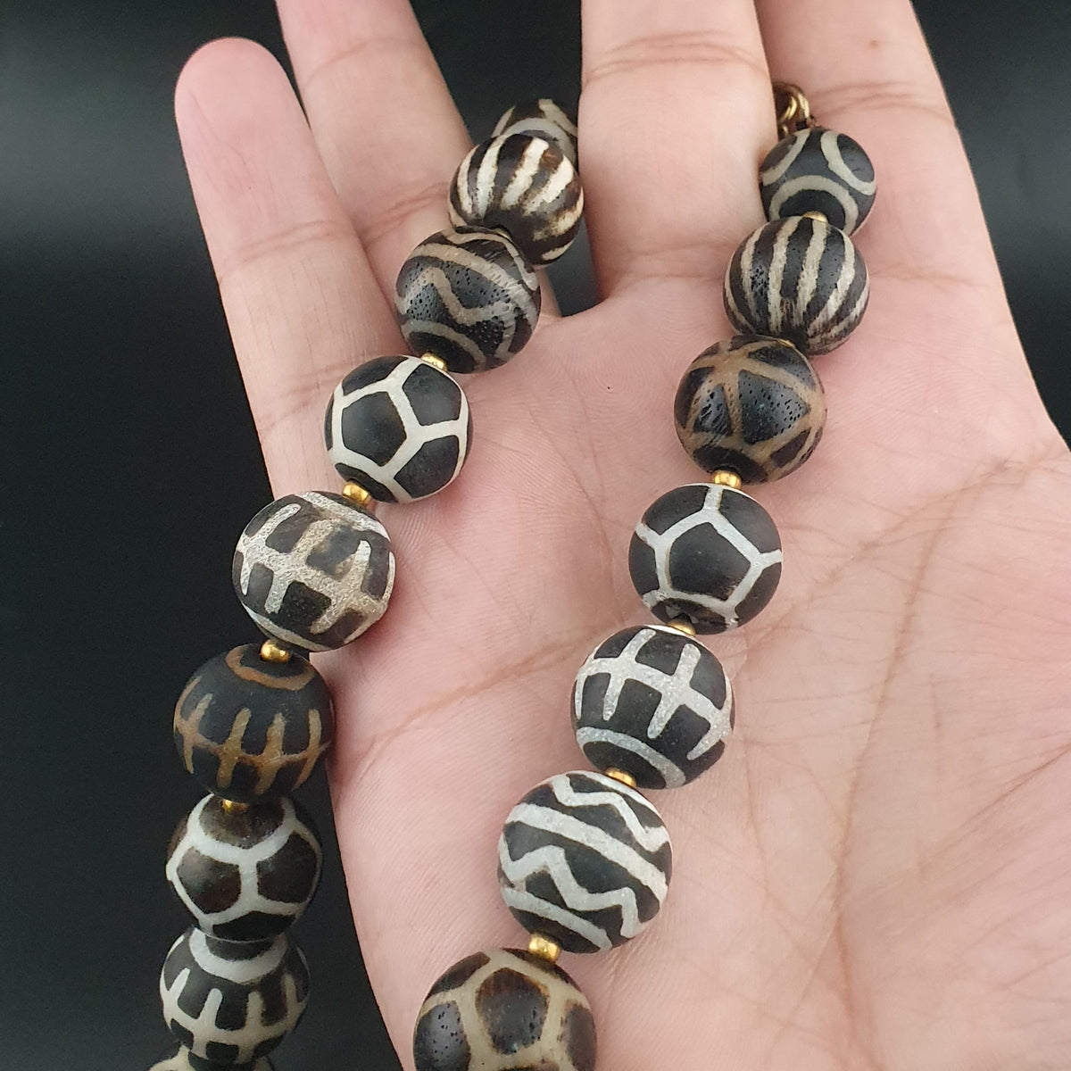 Collier de perles antiques en bois pétrifié Pumtek Pyu de Birmanie