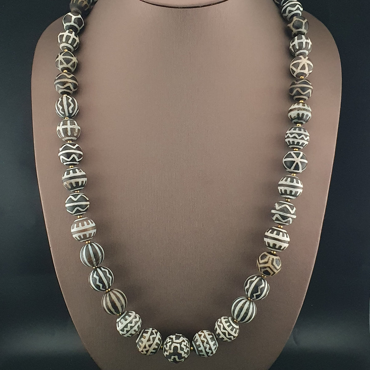 Collier de perles antiques en bois pétrifié Pumtek Pyu de Birmanie