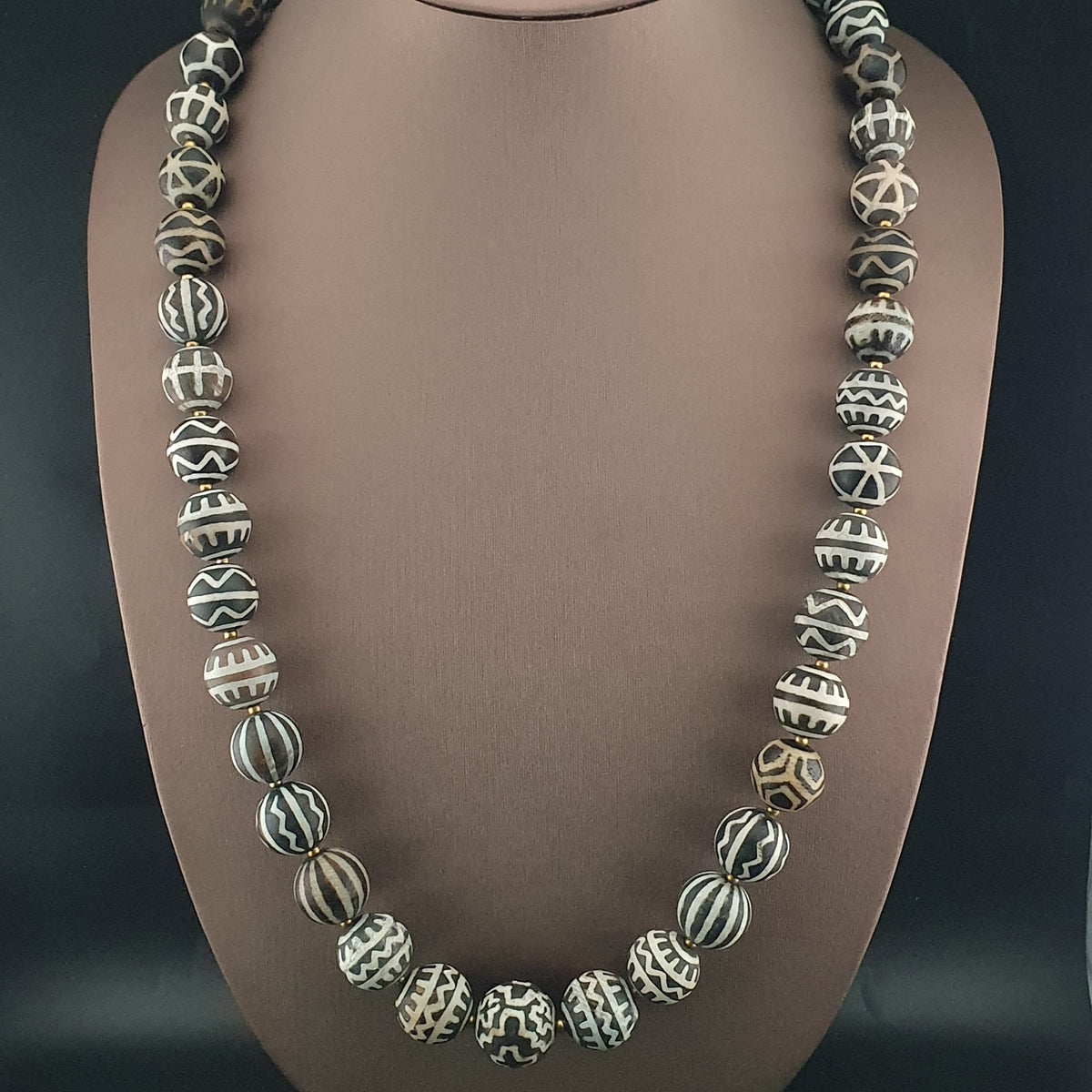 Collier de perles antiques en bois pétrifié Pumtek Pyu de Birmanie