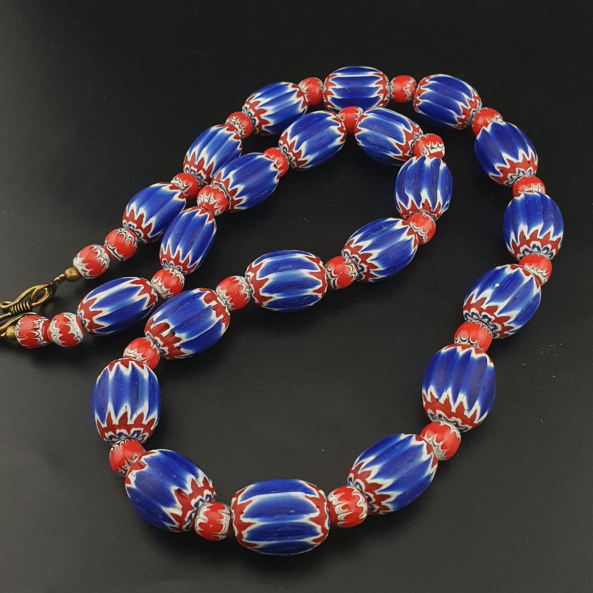 Collier de perles de verre Tade style chevron vénitien vintage