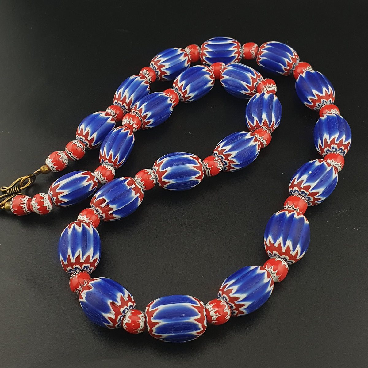 Collier de perles de verre Tade style chevron vénitien vintage