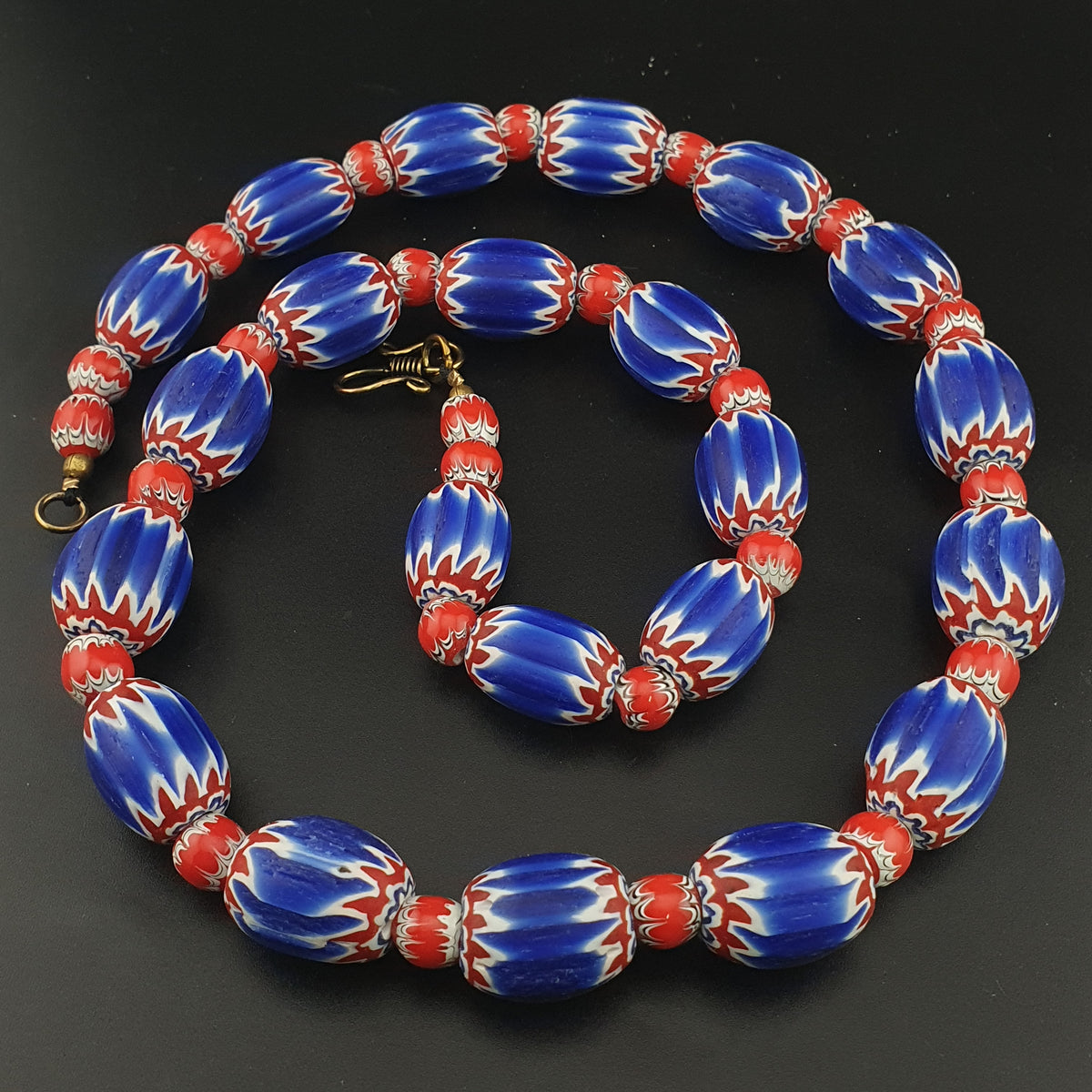 Collier de perles de verre Tade style chevron vénitien vintage