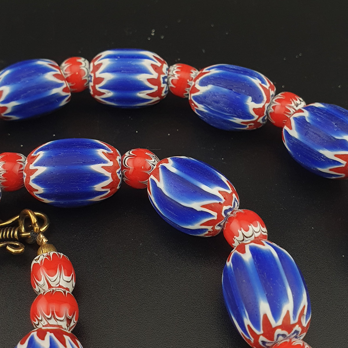 Collier de perles de verre Tade style chevron vénitien vintage