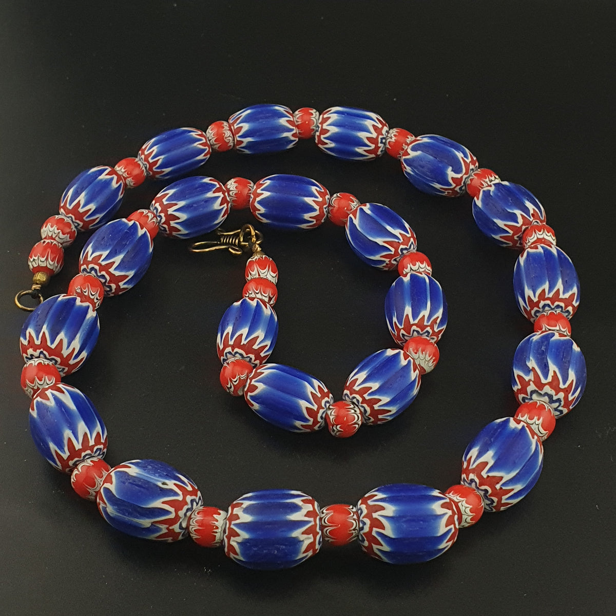 Collier de perles de verre Tade style chevron vénitien vintage