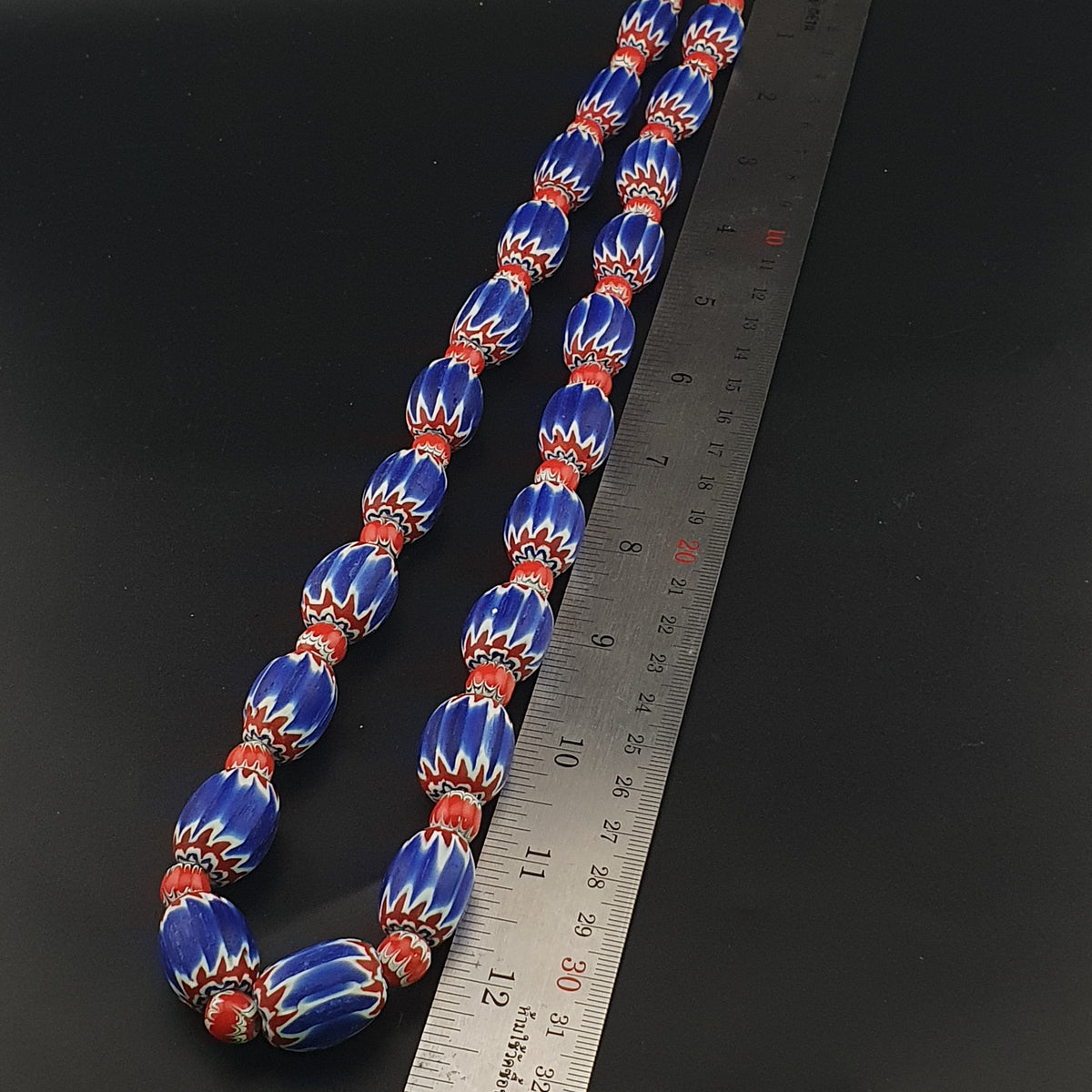 Collier de perles de verre Tade style chevron vénitien vintage