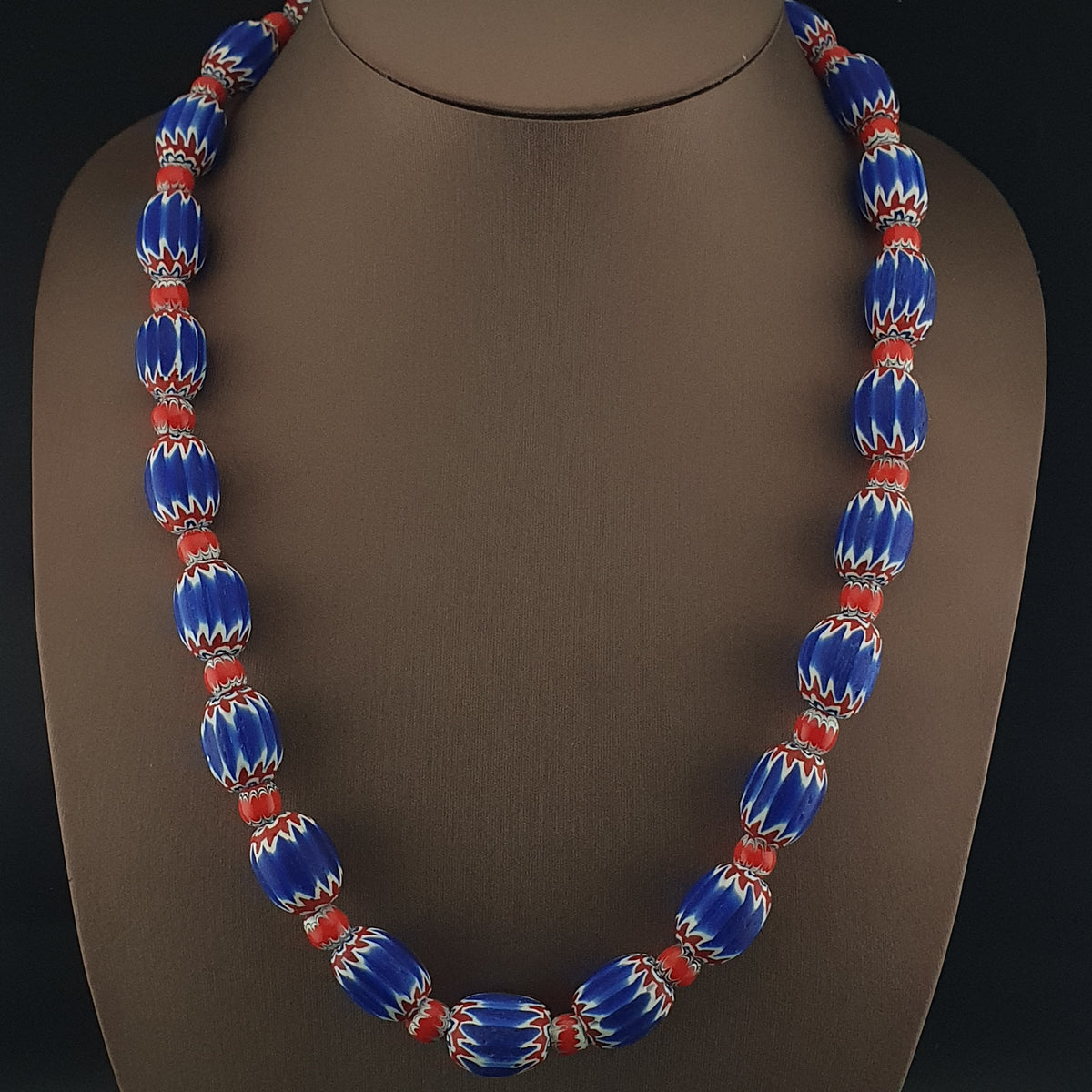 Collier de perles de verre Tade style chevron vénitien vintage