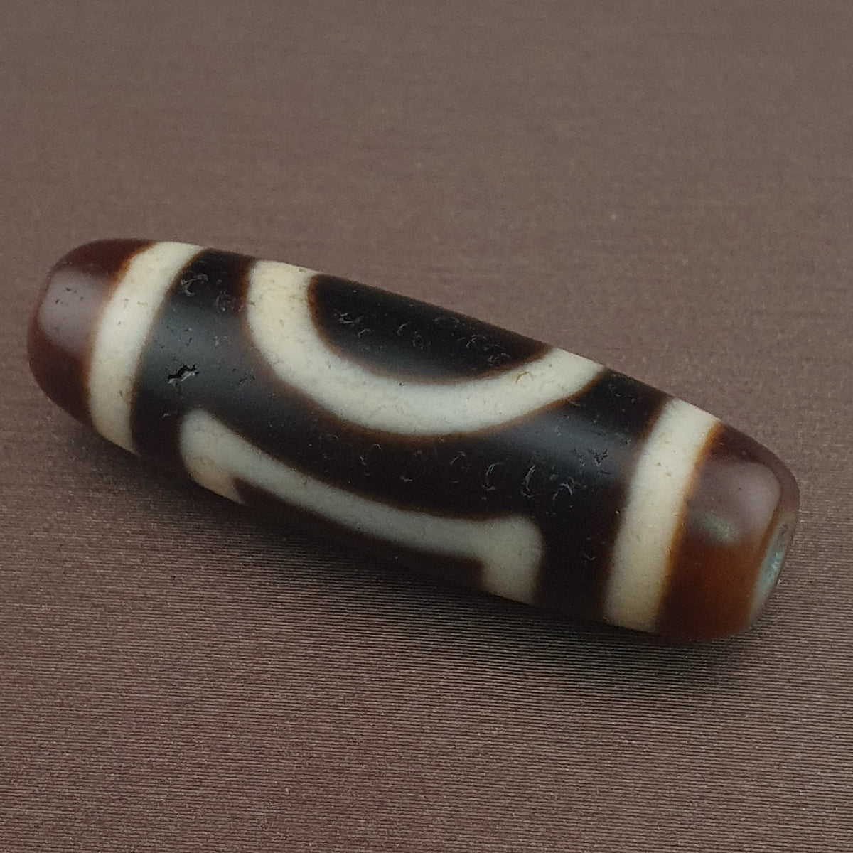 Pendentif amulette perle Dzi en agate antique, cercles et carrés himalayens tibétains