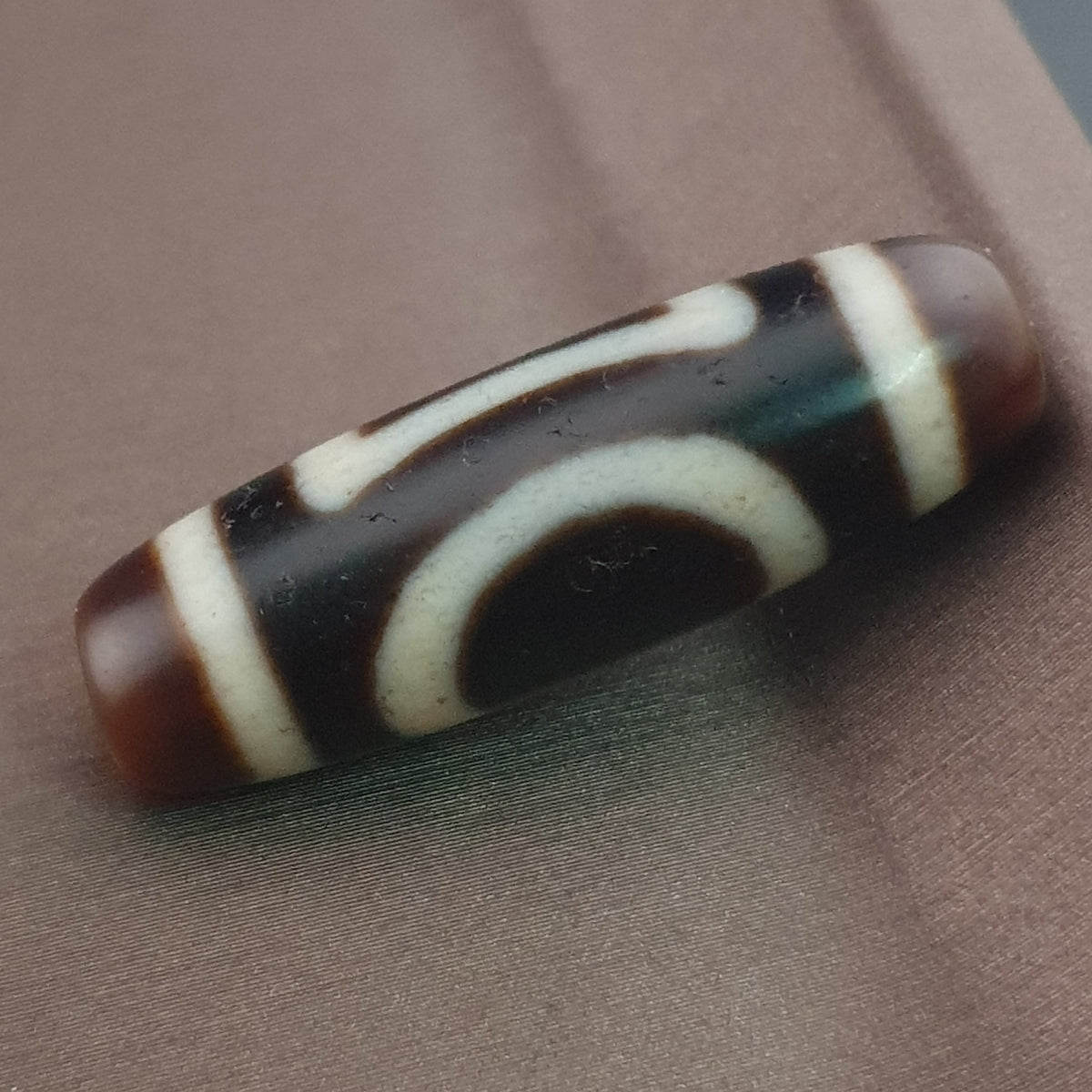 Pendentif amulette perle Dzi en agate antique, cercles et carrés himalayens tibétains