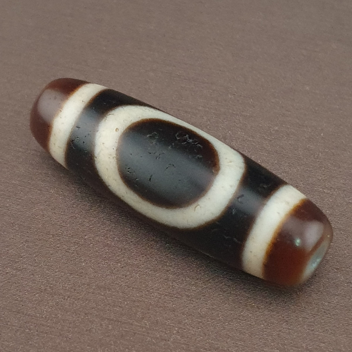 Pendentif amulette perle Dzi en agate antique, cercles et carrés himalayens tibétains