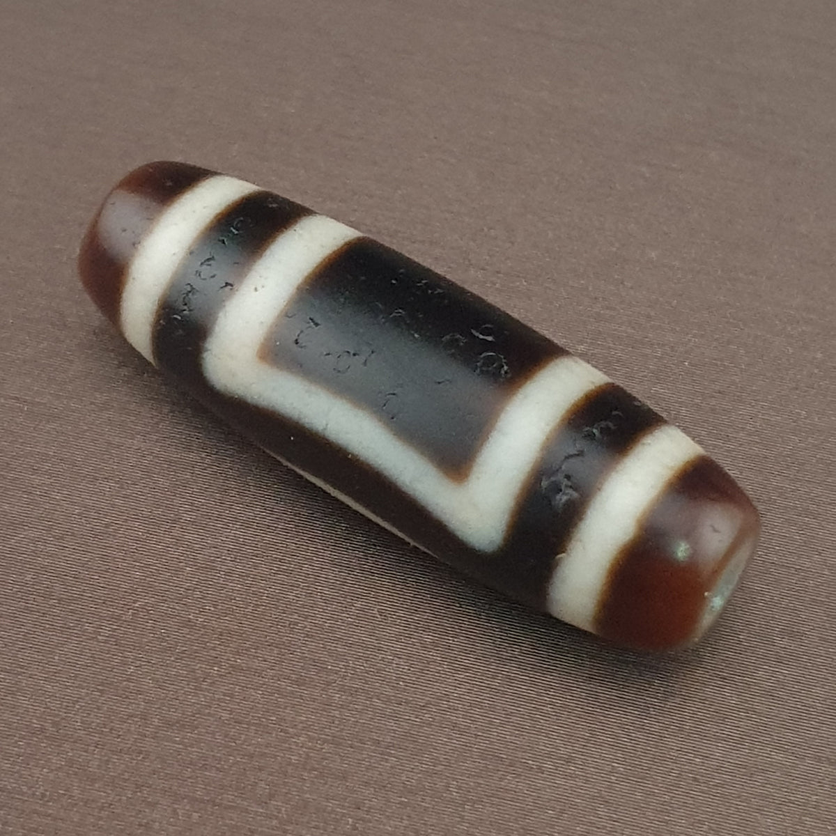 Pendentif amulette perle Dzi en agate antique, cercles et carrés himalayens tibétains