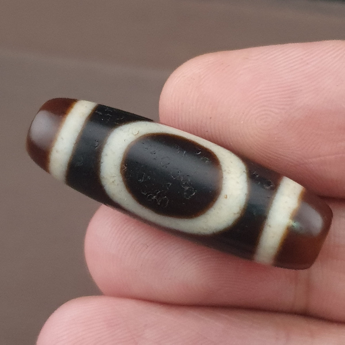 Pendentif amulette perle Dzi en agate antique, cercles et carrés himalayens tibétains