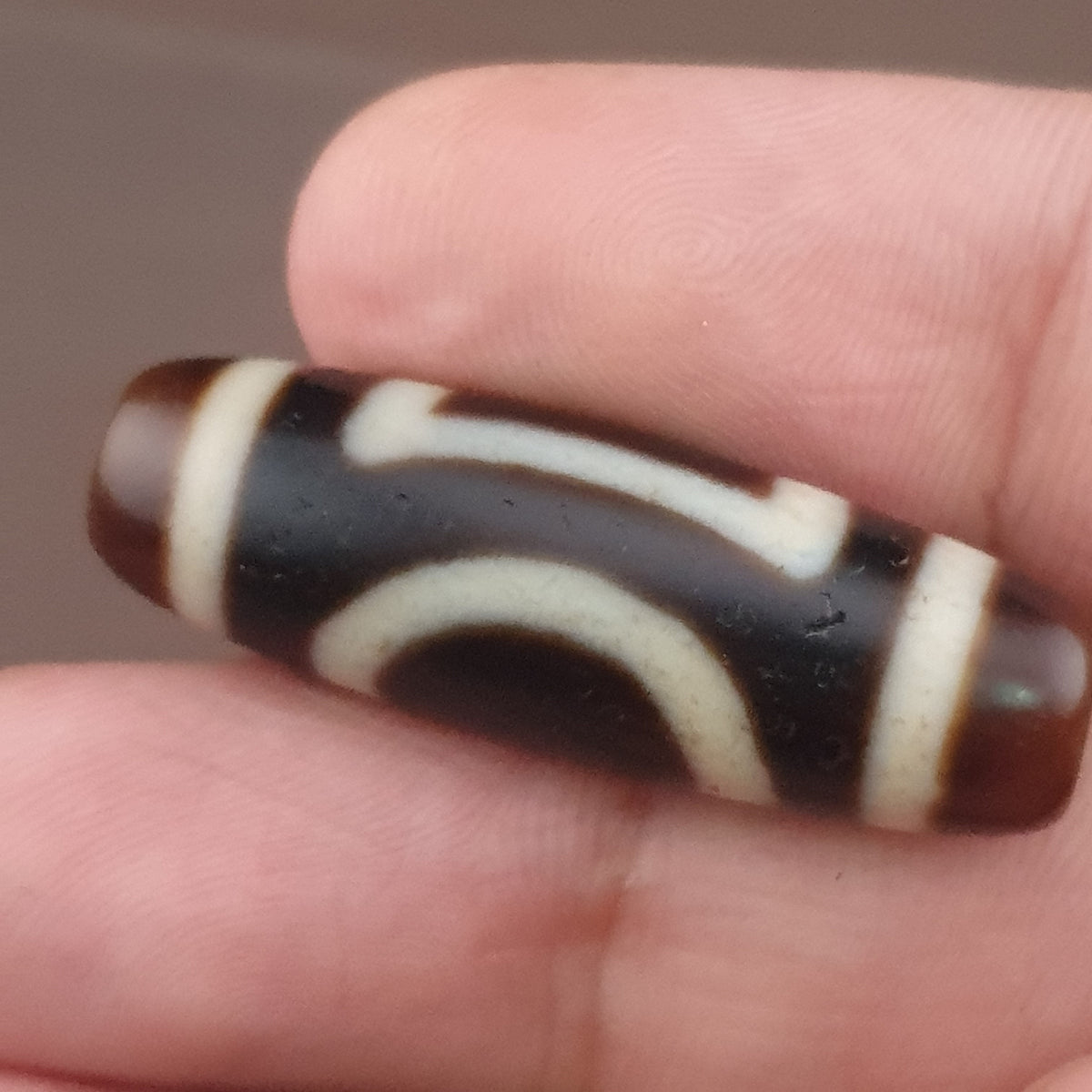 Pendentif amulette perle Dzi en agate antique, cercles et carrés himalayens tibétains