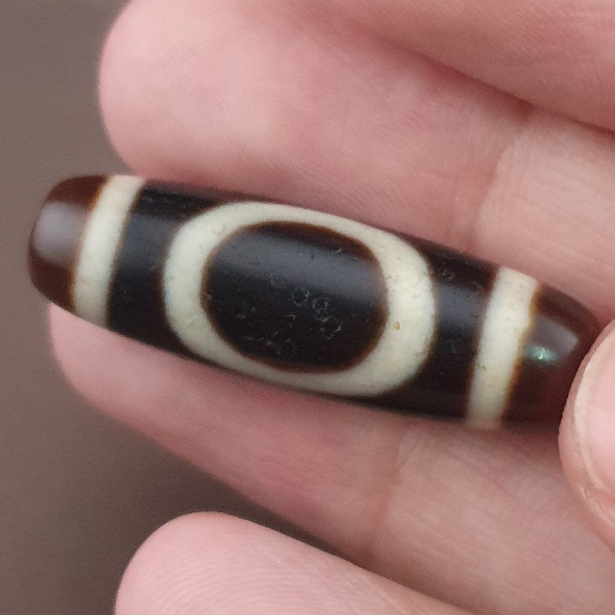 Pendentif amulette perle Dzi en agate antique, cercles et carrés himalayens tibétains