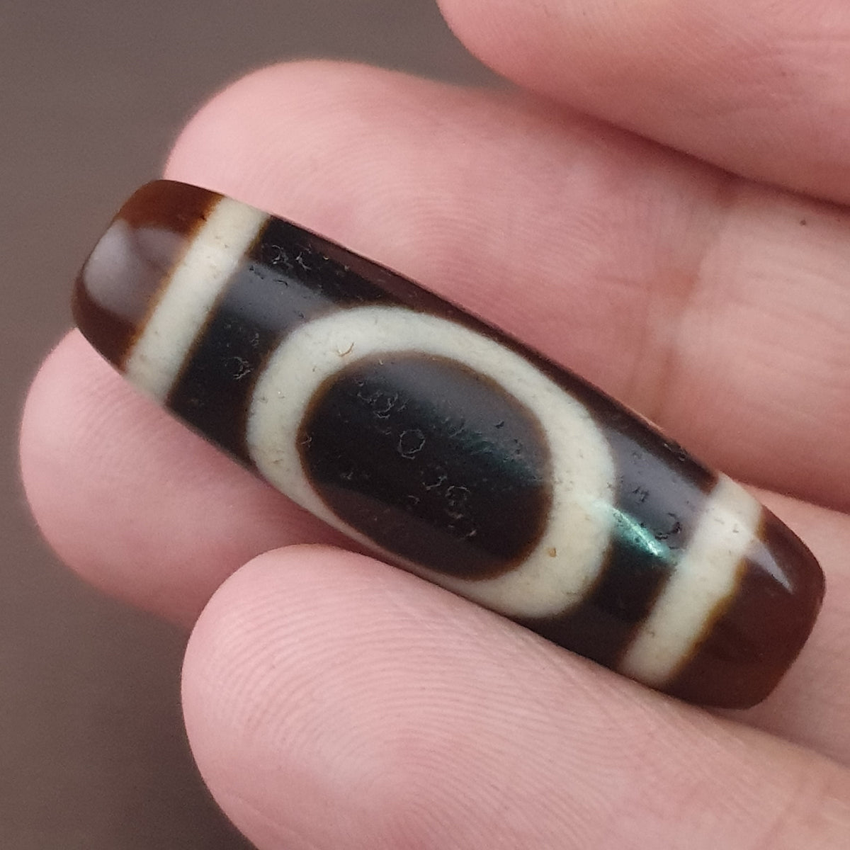 Pendentif amulette perle Dzi en agate antique, cercles et carrés himalayens tibétains