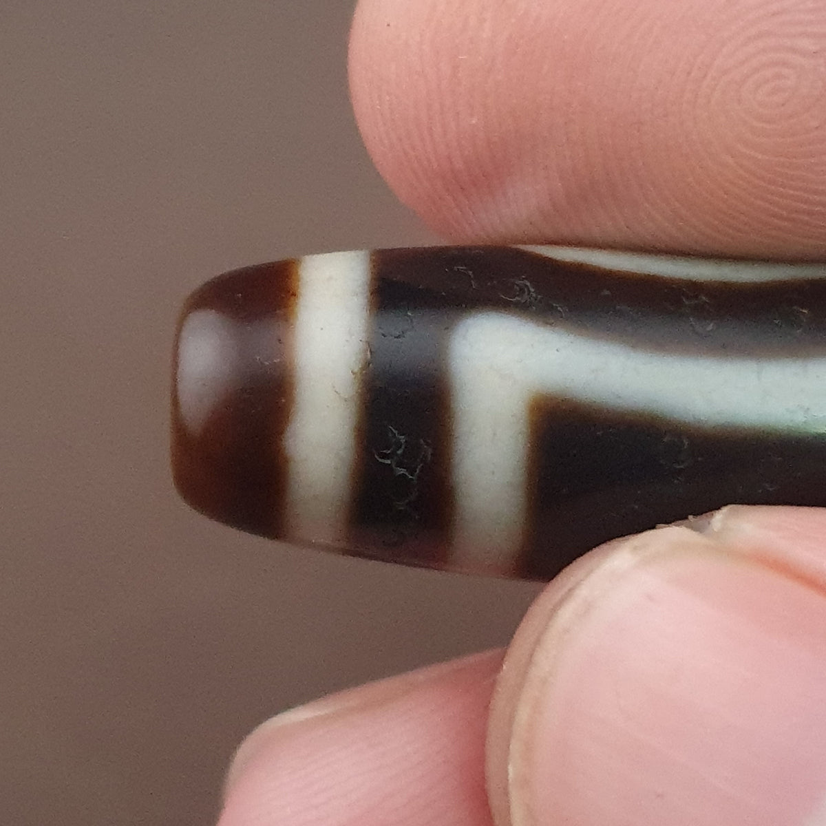 Pendentif amulette perle Dzi en agate antique, cercles et carrés himalayens tibétains