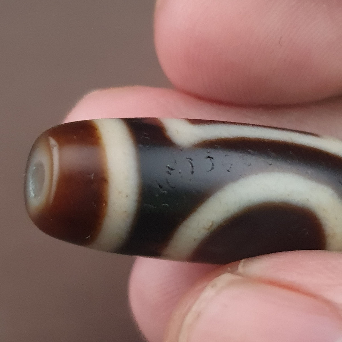 Pendentif amulette perle Dzi en agate antique, cercles et carrés himalayens tibétains