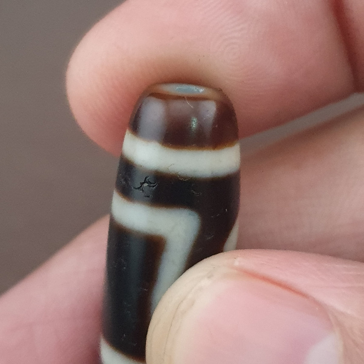 Pendentif amulette perle Dzi en agate antique, cercles et carrés himalayens tibétains