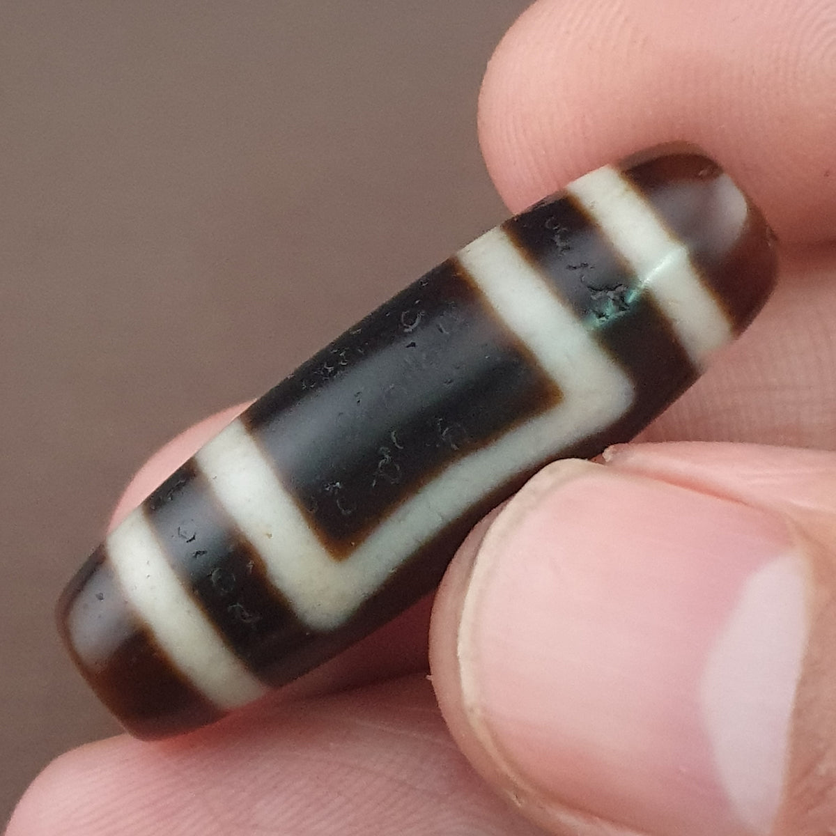 Pendentif amulette perle Dzi en agate antique, cercles et carrés himalayens tibétains