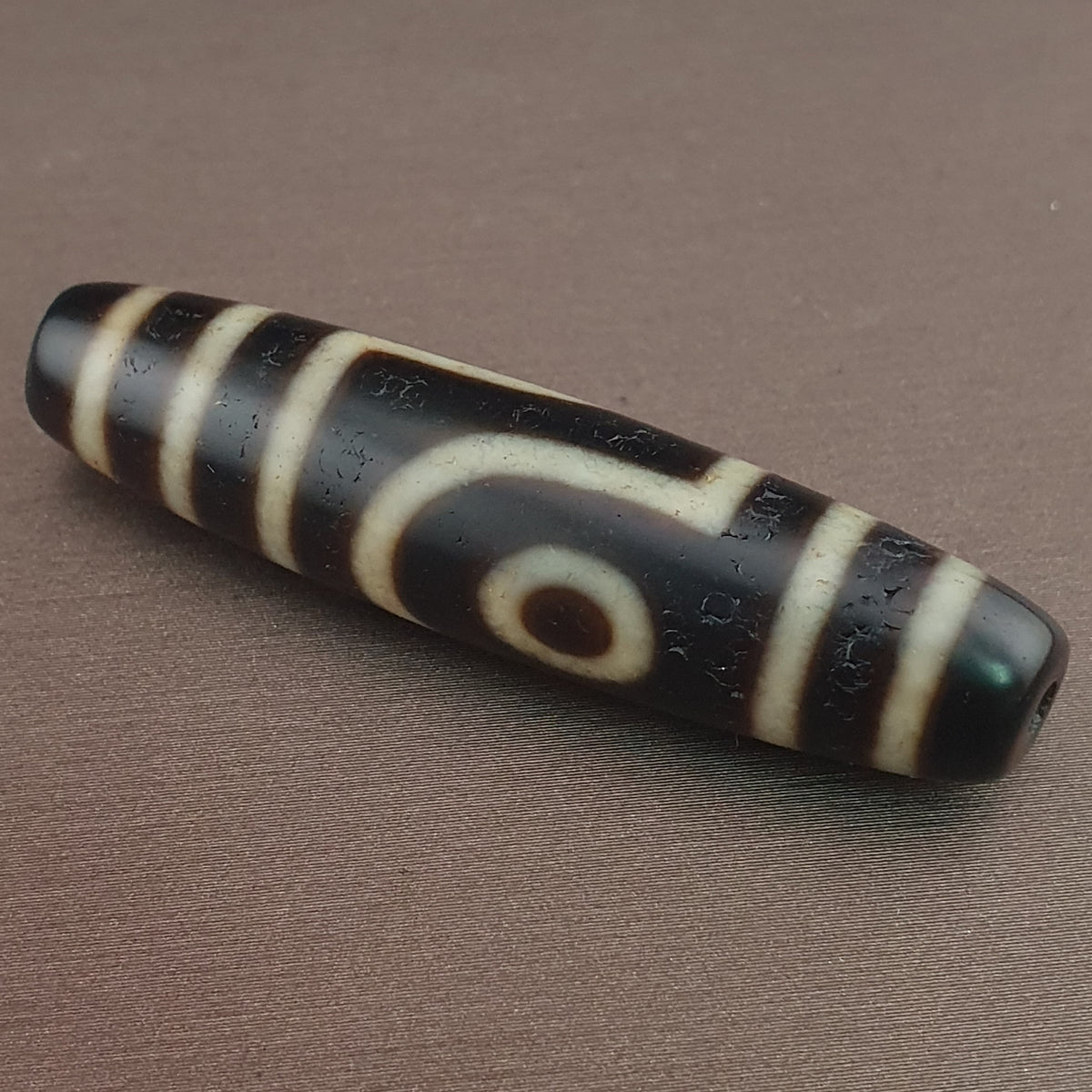 Pendentif amulette antique tibétaine de Dzi à 2 yeux en agate de l'Himalaya