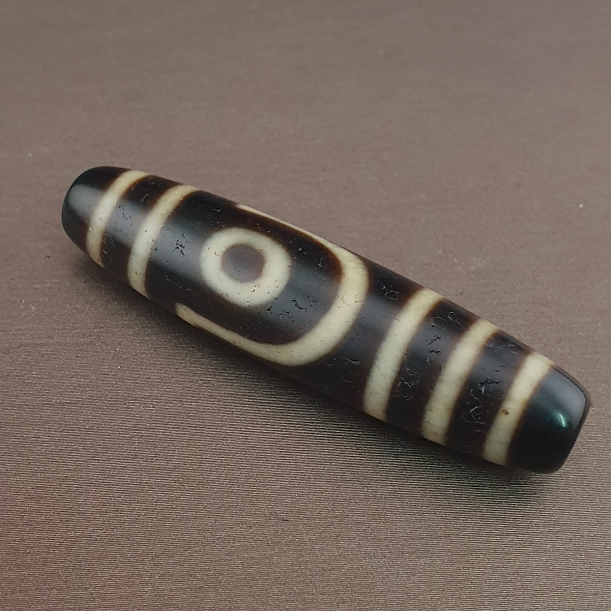 Pendentif amulette antique tibétaine de Dzi à 2 yeux en agate de l'Himalaya