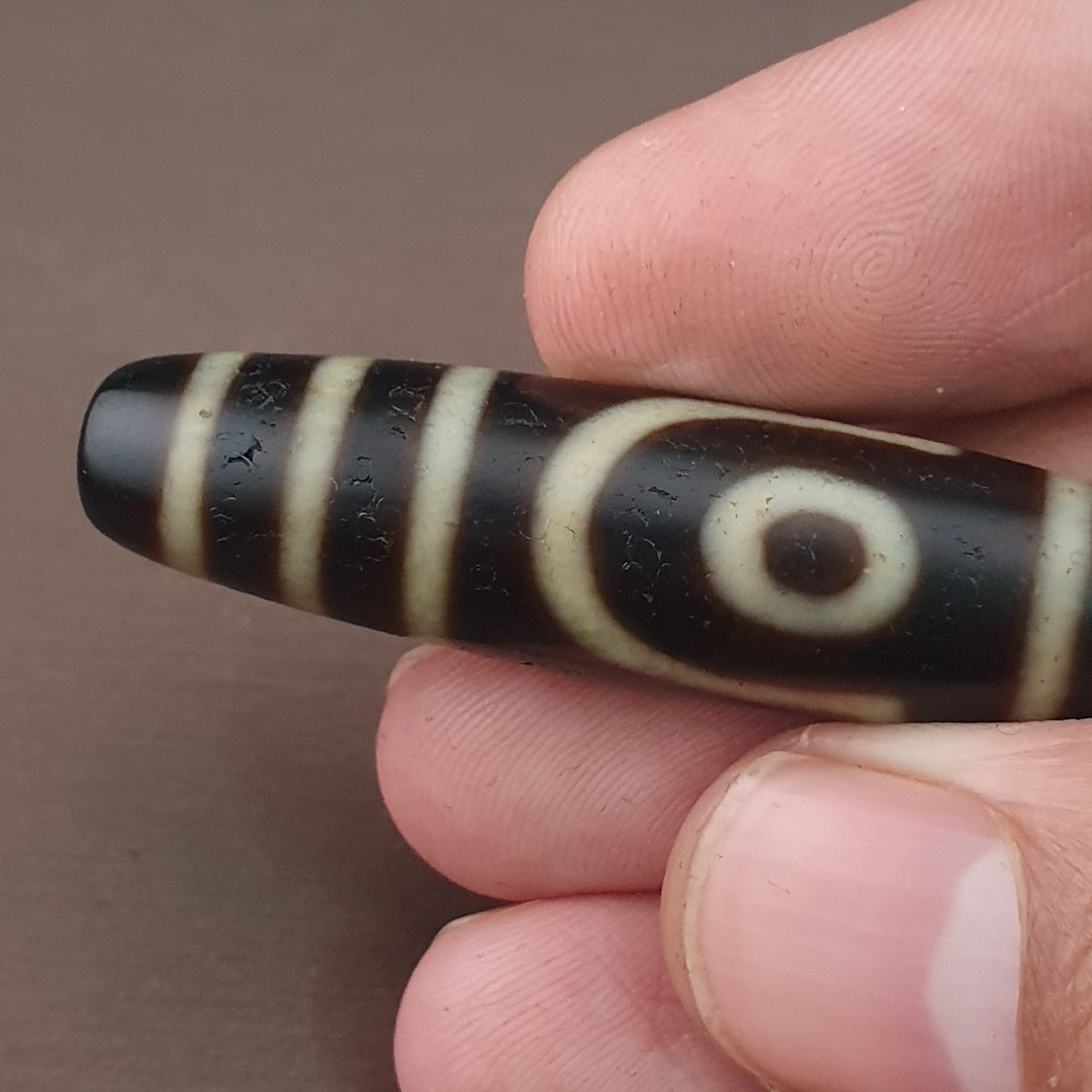 Pendentif amulette antique tibétaine de Dzi à 2 yeux en agate de l'Himalaya