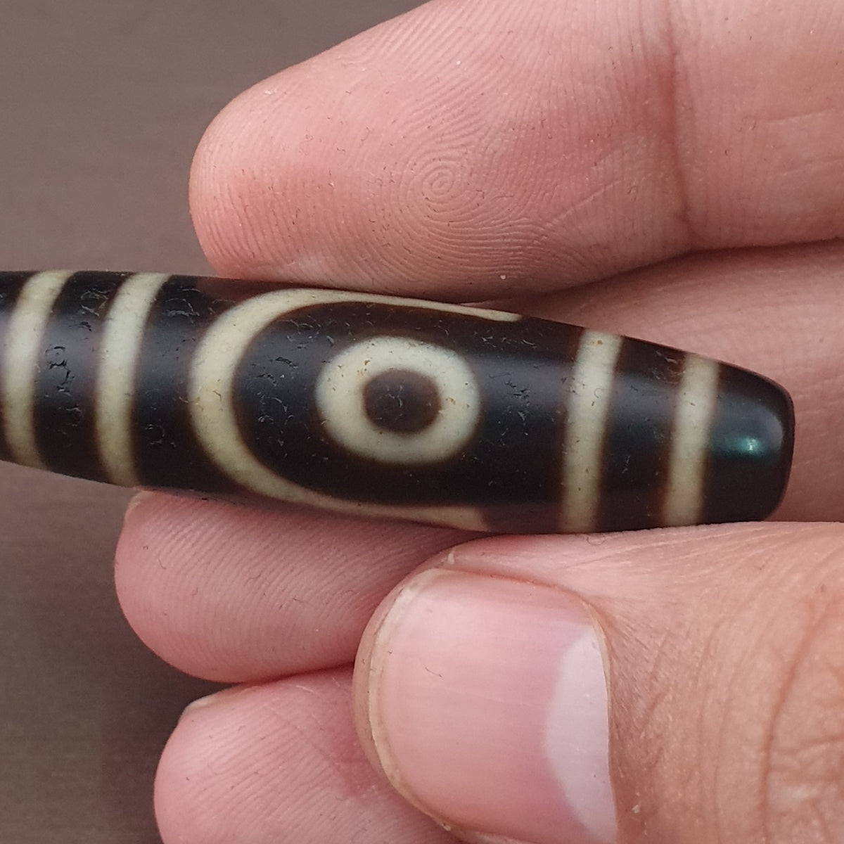 Pendentif amulette antique tibétaine de Dzi à 2 yeux en agate de l'Himalaya