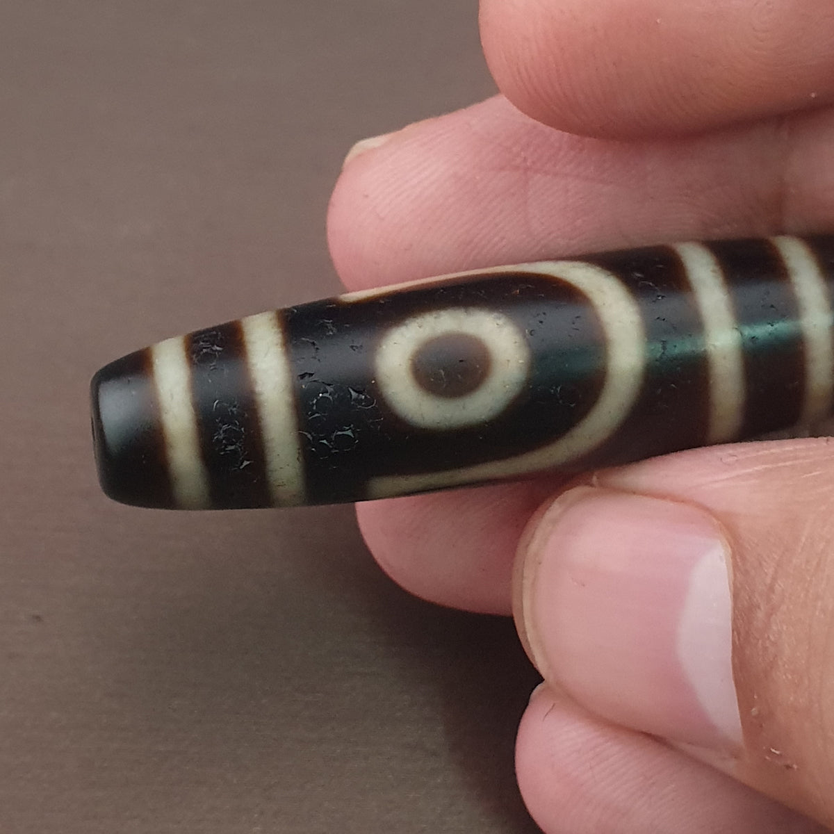 Pendentif amulette antique tibétaine de Dzi à 2 yeux en agate de l'Himalaya