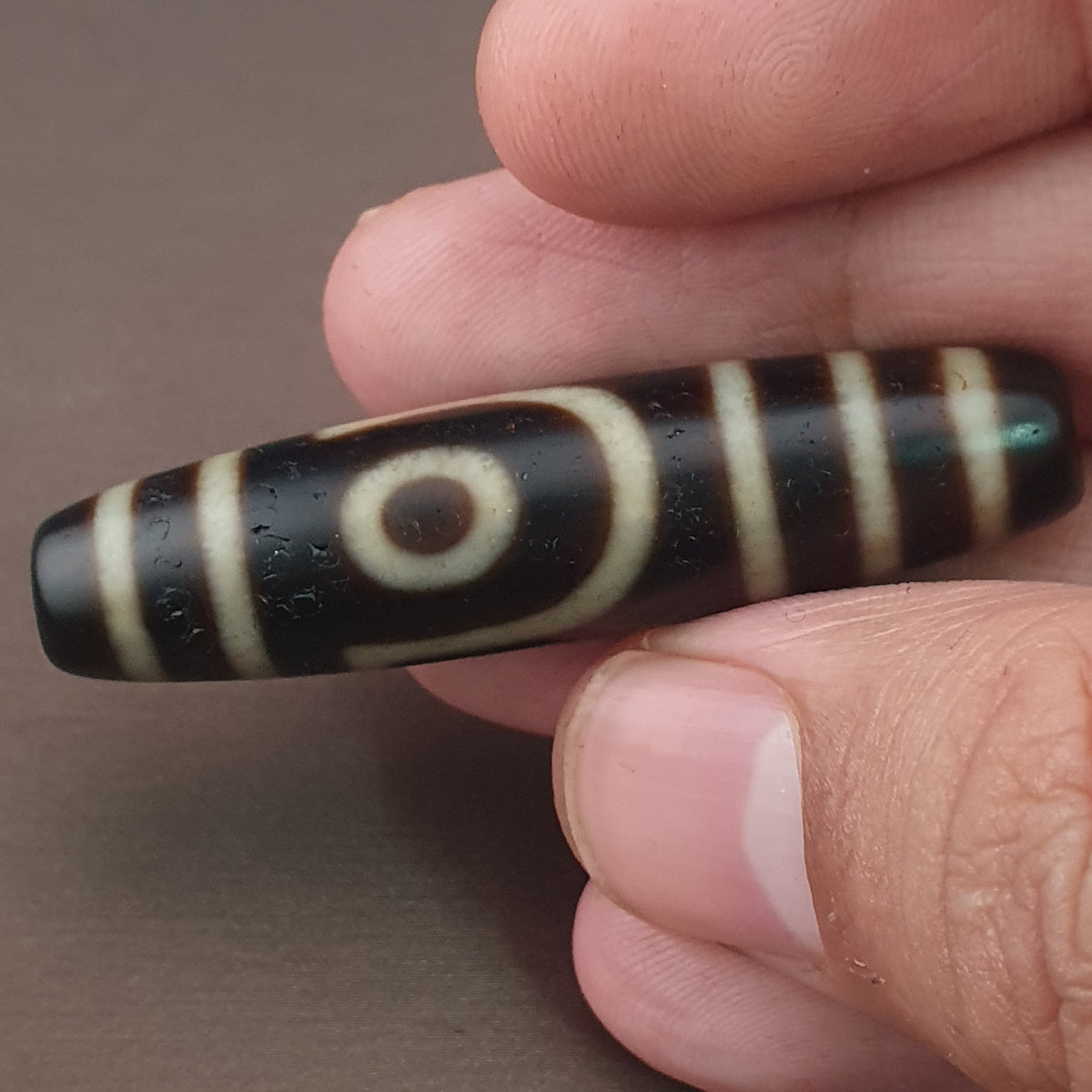 Pendentif amulette antique tibétaine de Dzi à 2 yeux en agate de l'Himalaya