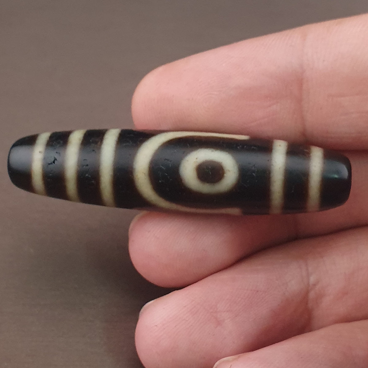 Pendentif amulette antique tibétaine de Dzi à 2 yeux en agate de l'Himalaya
