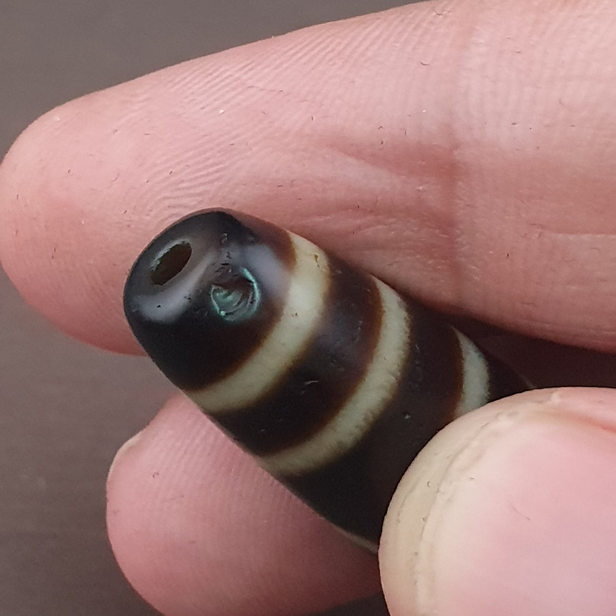 Pendentif amulette antique tibétaine de Dzi à 2 yeux en agate de l'Himalaya