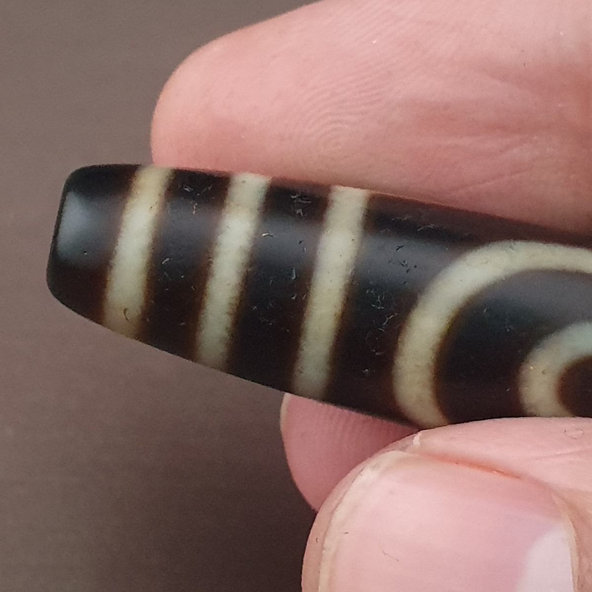 Pendentif amulette antique tibétaine de Dzi à 2 yeux en agate de l'Himalaya