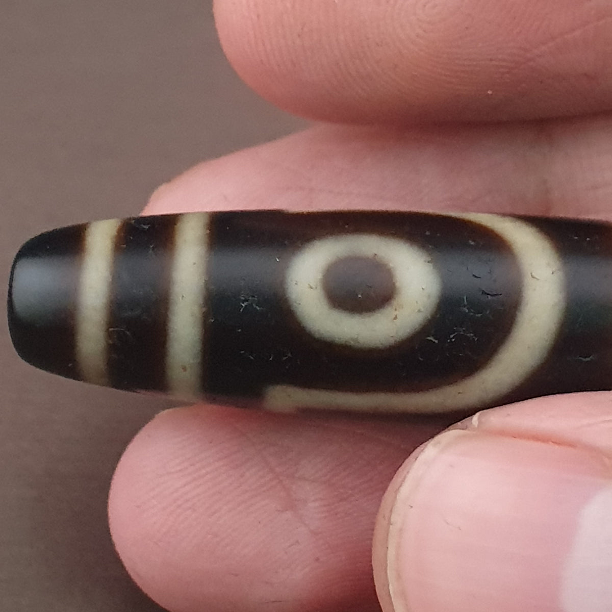Pendentif amulette antique tibétaine de Dzi à 2 yeux en agate de l'Himalaya