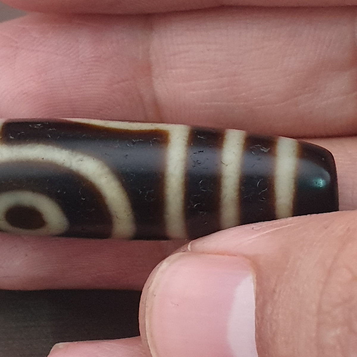 Pendentif amulette antique tibétaine de Dzi à 2 yeux en agate de l'Himalaya