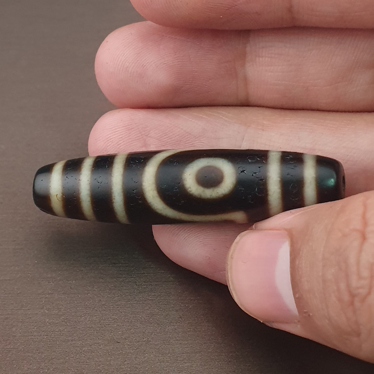 Pendentif amulette antique tibétaine de Dzi à 2 yeux en agate de l'Himalaya
