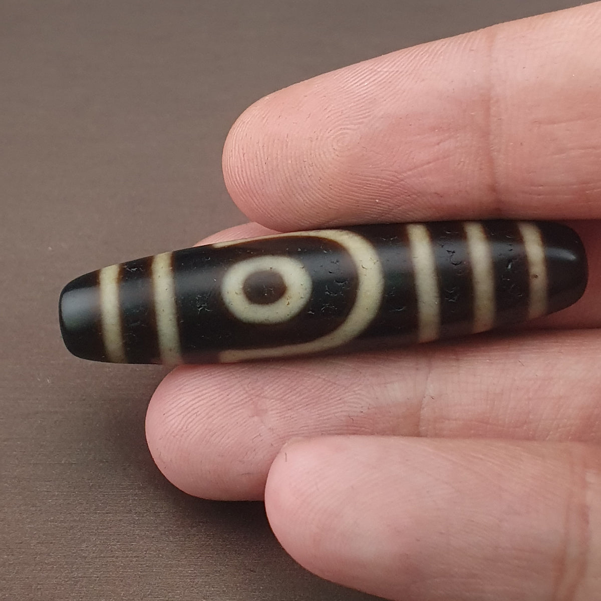 Pendentif amulette antique tibétaine de Dzi à 2 yeux en agate de l'Himalaya