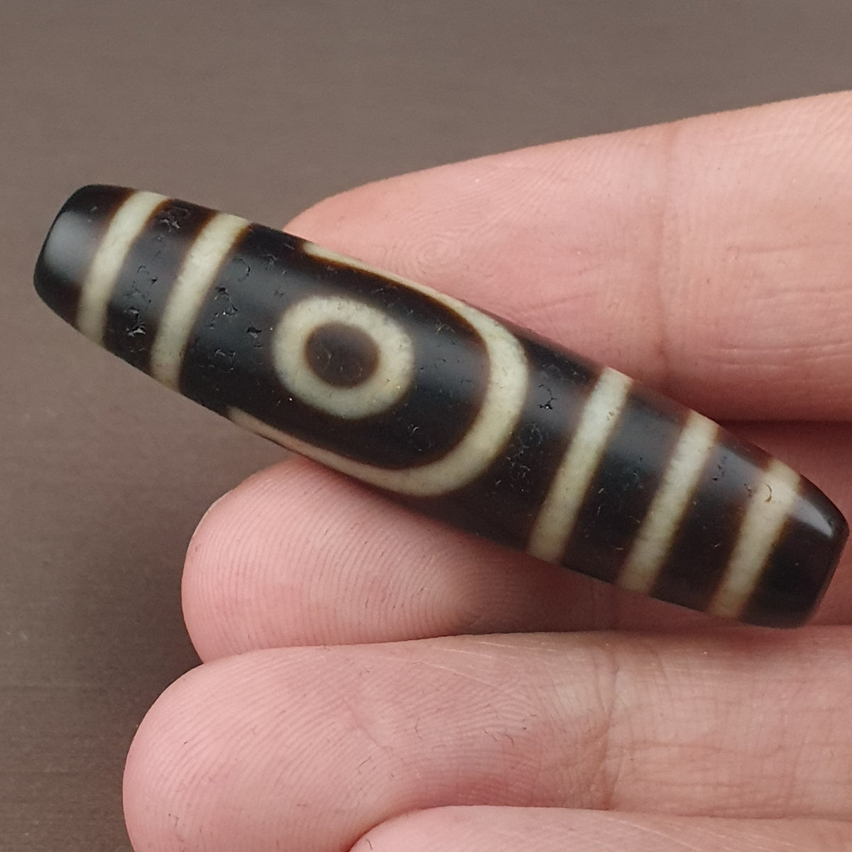 Pendentif amulette antique tibétaine de Dzi à 2 yeux en agate de l'Himalaya