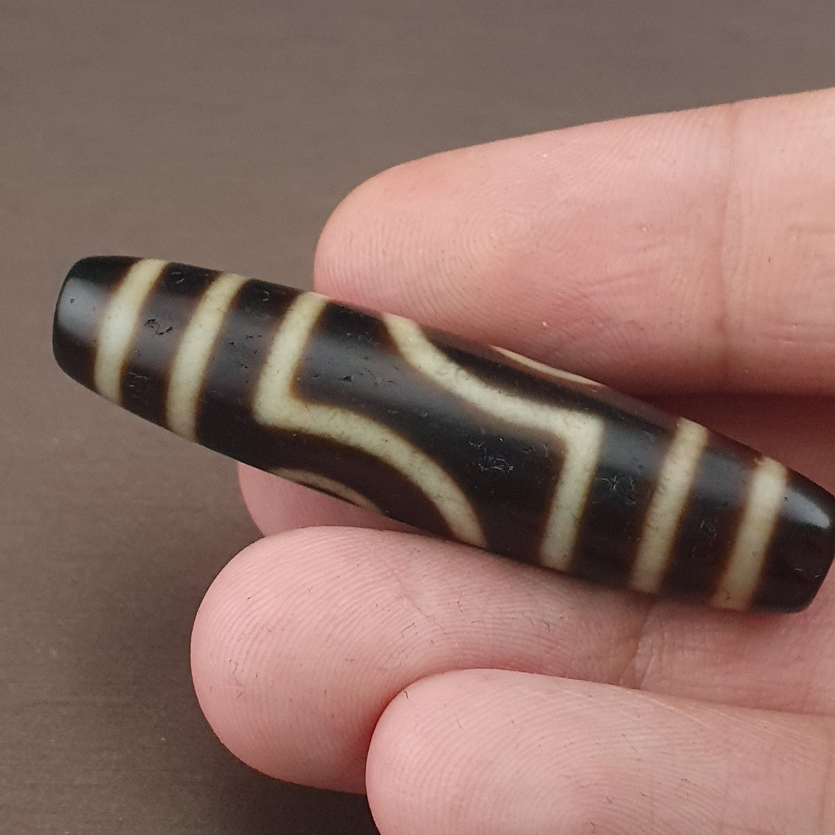 Pendentif amulette antique tibétaine de Dzi à 2 yeux en agate de l'Himalaya