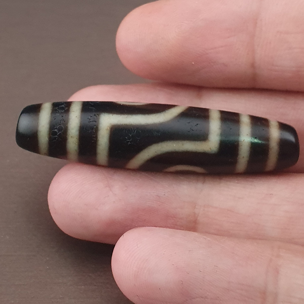 Pendentif amulette antique tibétaine de Dzi à 2 yeux en agate de l'Himalaya