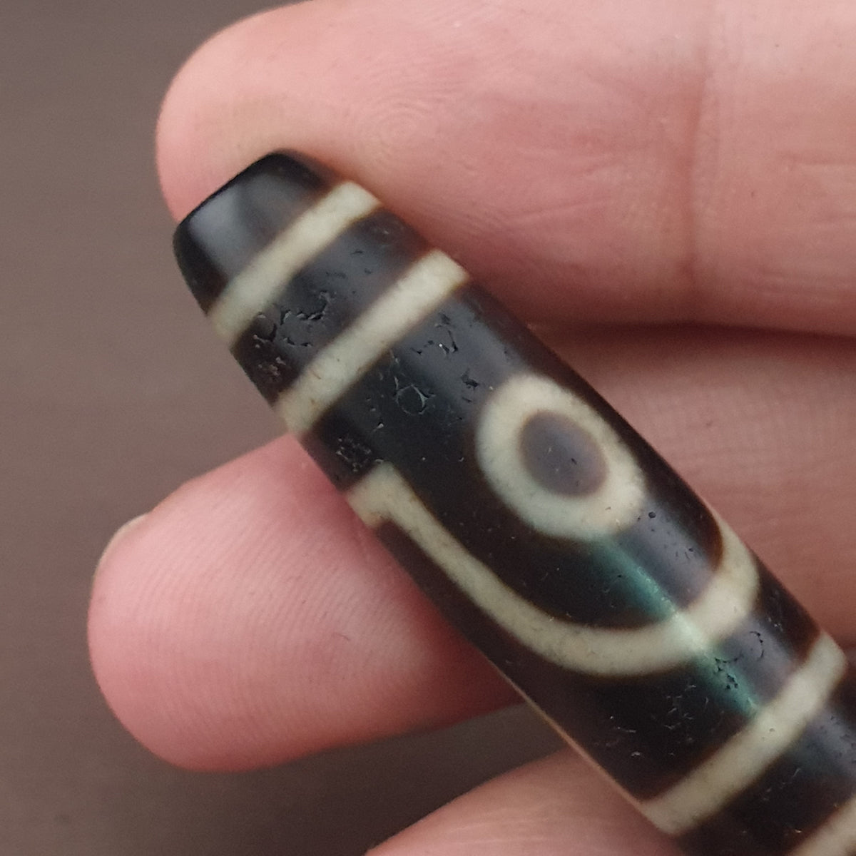 Pendentif amulette antique tibétaine de Dzi à 2 yeux en agate de l'Himalaya